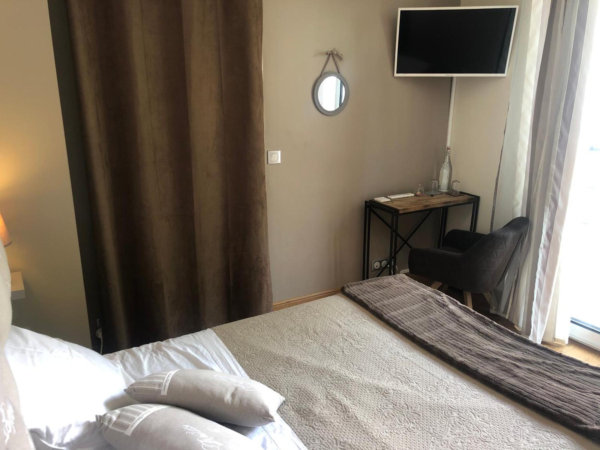Deluxe Double Room Shower