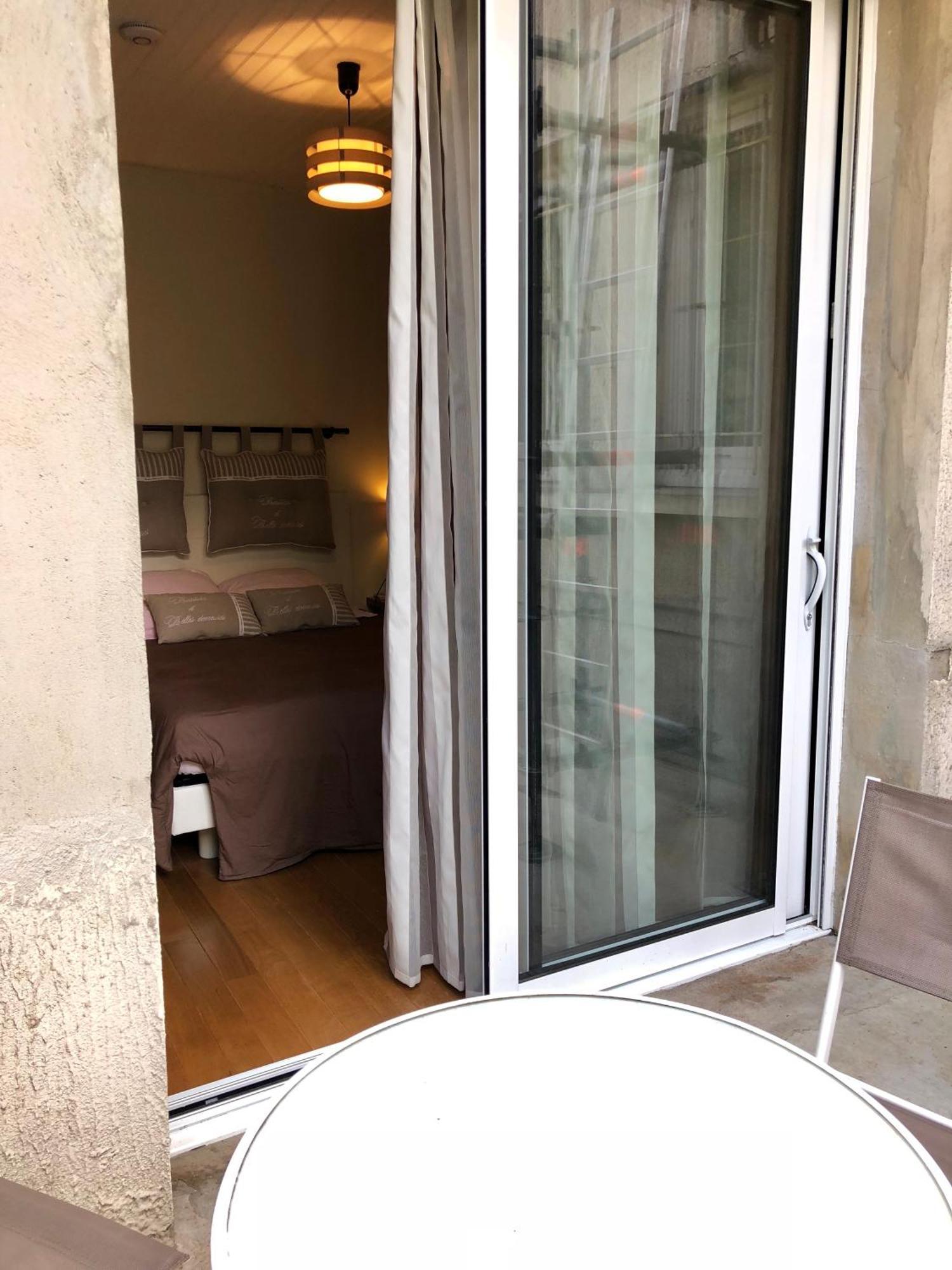 Deluxe Double Room Shower
